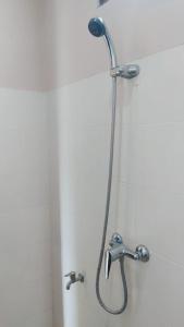 库塔PURNAMA HOUSE KUTA的浴室内配有淋浴和头顶淋浴