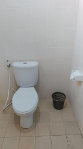 库塔PURNAMA HOUSE KUTA的浴室设有白色卫生间和垃圾桶。