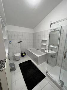 巴特塔茨曼斯多夫Pannonia Appartements的带浴缸、卫生间和盥洗盆的浴室