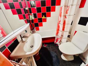 马尔默Stella's Home的浴室配有盥洗盆、卫生间和浴缸。