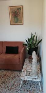 StadenDreve14的客厅配有沙发和植物桌子