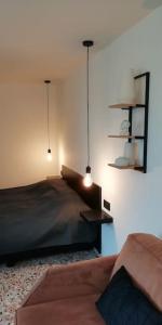 StadenDreve14的卧室配有一张床,墙上有两盏灯