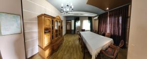 塔什干Garda的一间带桌椅和吊灯的用餐室
