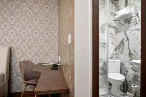 特尔纳瓦Hotel MAXPLAZA的一间带卫生间和水槽的浴室
