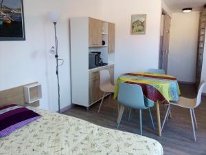 韦尔内莱班la Catalane的配有桌椅和厨房的房间