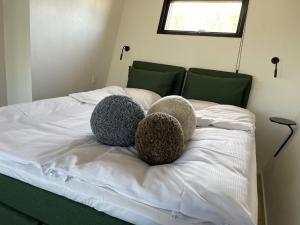 SundsSØGAARDEN - Hotel & SøCamp的两只塞满食物的动物坐在床上