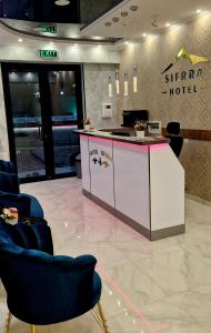 第比利斯Sierra Hotel Tbilisi的大堂设有柜台和商店内的椅子