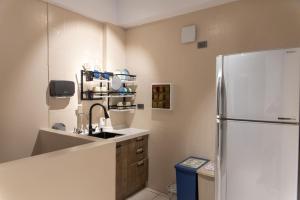 龙井圈圈宿QQs & 三點不陋SDBL的厨房配有水槽和冰箱
