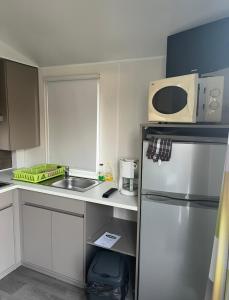 Roussent池塘客栈的小厨房配有冰箱和微波炉。