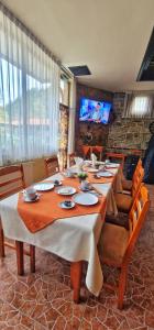 巴奇科伏Семеен Хотел Бачково的大型用餐室配有长桌和椅子