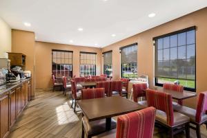 列克星敦弗吉尼亚州霍斯中心康福特因酒店的餐厅设有桌椅和窗户。