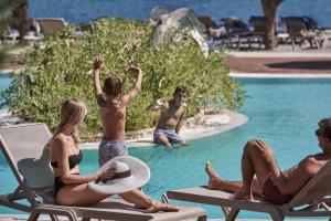 法里拉基Esperos Mare Resort的一群人坐在度假村的游泳池里