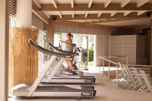 法里拉基Esperos Mare Resort的健身房里跑步机上的女人