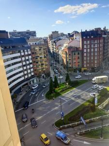 奥维多Espectacular Piso Centro de Oviedo的享有街道和汽车及建筑的景色