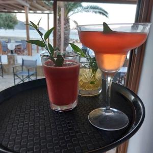 Psathi萨提海滩旅馆的桌子上坐着两杯鸡尾酒