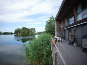 莱奇莱德The Lakes By YOO的房屋设有河景甲板