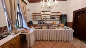 班斯卡 - 什佳夫尼察Hotel Salamander的厨房里摆放着食物的桌子