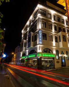伊斯坦布尔Costera Hotel的街上的一座灯火通明的建筑