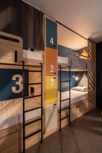 波尔多Whoo Bordeaux Bacalan - Hostel的一间客房内配有两张双层床的房间