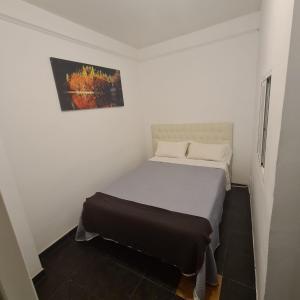 马德里Rooms Moncloa in LOFT - TPH Madrid的一间白色的小卧室,内有一张床