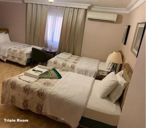 亚喀巴Mas-wadi的酒店客房配有两张床和一张书桌