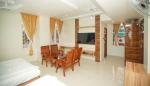 AlānduraiSree Bharat Residency的卧室配有一张床和一张桌子及椅子