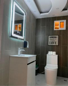 圣斐利-银港Hotel Reloj的一间带水槽、镜子和卫生间的浴室