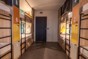 波尔多Whoo Bordeaux Bacalan - Hostel的带双层床的客房和走廊