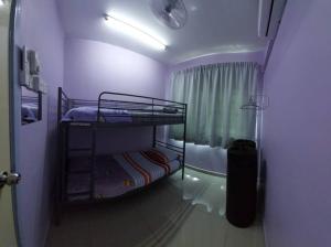 马六甲Homestay Warisan Violet的客房设有两张双层床和一扇窗户。
