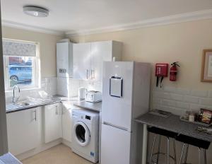 桑当2 Brunswick Terrace的厨房配有冰箱和洗衣机。
