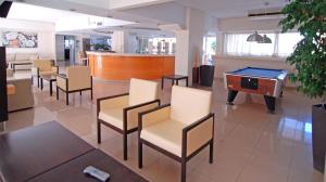 科斯镇米歇尔公寓式酒店的一间设有椅子和台球桌的房间