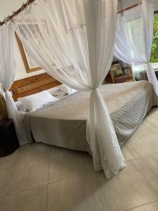 伊列乌斯纳韦甘蒂斯莫鲁宾馆的一间卧室配有一张带蚊帐的床