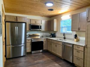 鸽子谷High Valley Apartments的厨房配有不锈钢用具和木柜