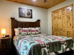 鸽子谷High Valley Apartments的一间卧室配有一张床和一扇木门