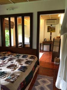 班蓬Bulunburi Resort的一间设有床铺的卧室,位于带窗户的房间内
