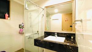 新庄J-Double Room Xinzhuang District的浴室配有盥洗盆和带镜子的淋浴