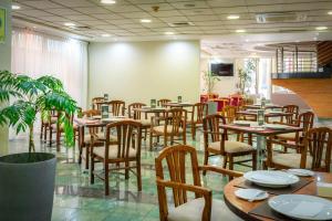康塞普西翁地亚哥德阿尔马格罗康塞普西翁酒店的用餐室配有桌椅