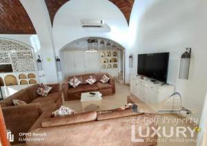 赫尔格达Villa 4 Bed Rooms-North Golf-GN24的带沙发和电视的客厅