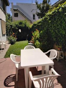 戈多伊克鲁斯Maria Delicia的庭院里的白色桌椅
