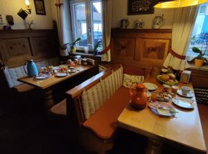 皮丁格拉斯曼乡村民宿的用餐室配有餐桌和食物
