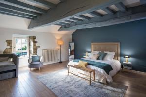 MalansacMANOIR DU VAU D ARZ gîtes et chambres d hôtes avec piscine的一间卧室设有一张大床和蓝色的墙壁