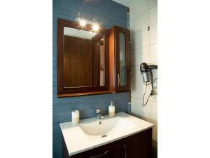 卡兰巴卡Meteora Olio Hills apartment的一间带水槽和镜子的浴室