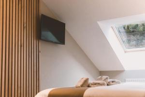 San SalvadorHOTEL CANDOR的一间卧室设有两张床,墙上设有一台平面电视。