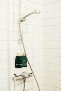 腓特烈斯塔Wex Hotels的浴室内配有淋浴和头顶淋浴