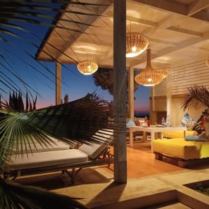 索维拉Riad Tamayourt Ocean View & piscine chauffée à 30的带沙发和吊灯的客厅