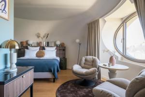 Piré-sur-SeicheL'EssenCiel的配有一张床和一把椅子的酒店客房