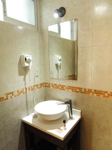 莱昂波利弗伦姆酒店的一间带水槽和镜子的浴室