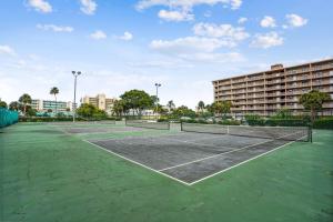 克利尔沃特Bayshore Yacht & Tennis 216的大楼前的网球场