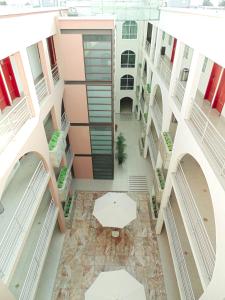 莱昂波利弗伦姆酒店的享有带走廊的大楼的顶部景致