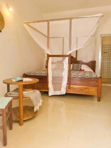 江比阿Ladha ya Zanzibar Boutique Guesthouse的一间卧室设有两张双层床和一张桌子